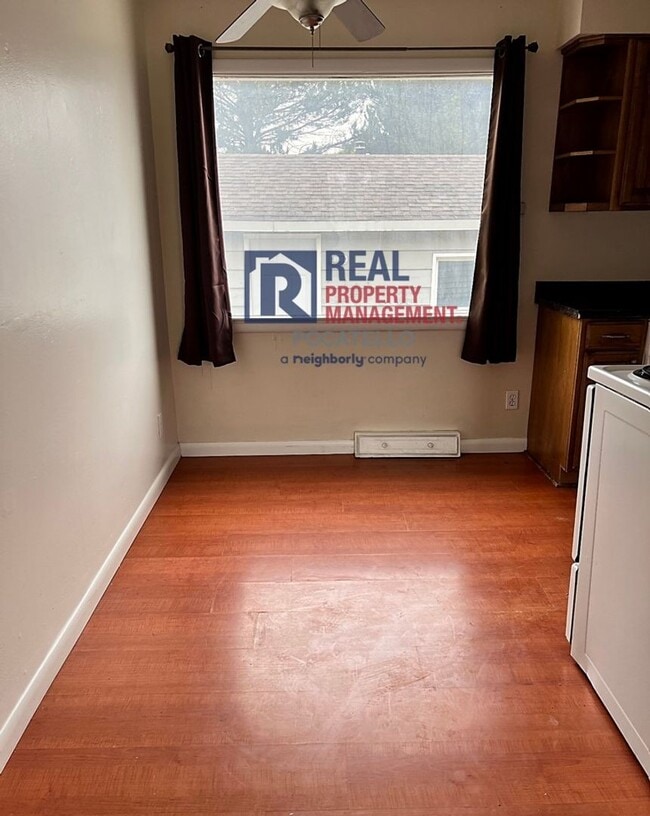 Building Photo - 4 bedroom 2 bath - 1 Car Detached Garage -...