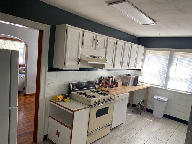 Building Photo - 5453 E 10th St