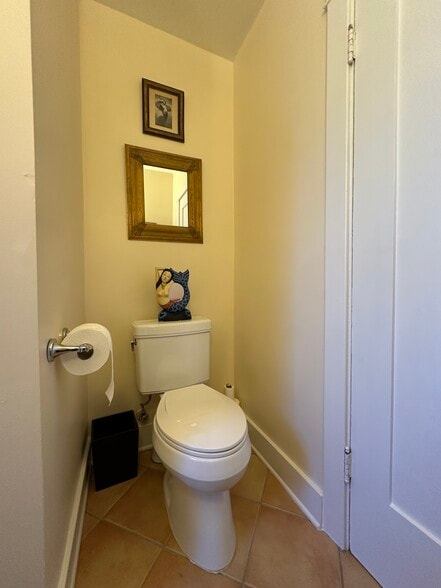 Private bath - 4933 Aldama St