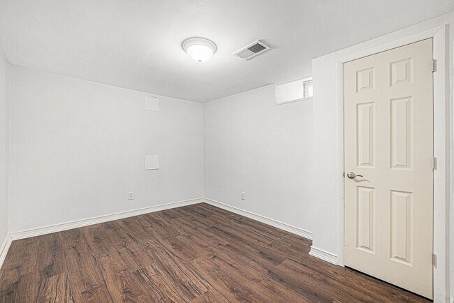 Building Photo - Charming 4Bed/2Bath with Two Huge Backyard