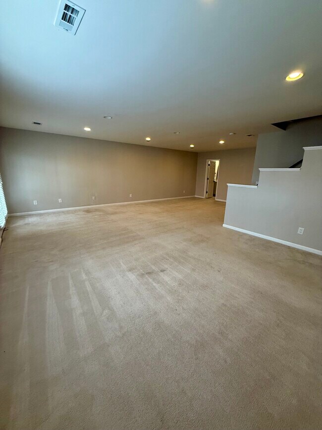 Building Photo - 2 Hall Manor