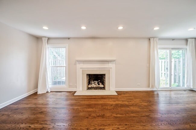 Building Photo - Gorgeous & Spacious Lincolshire Townhouse ...