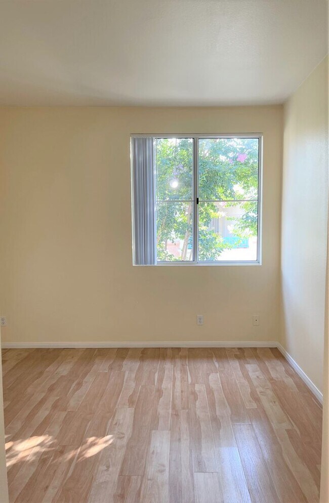 Building Photo - Beautiful Rancho San Diego Condo!