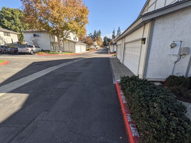 Building Photo - Large Condo in Claremont