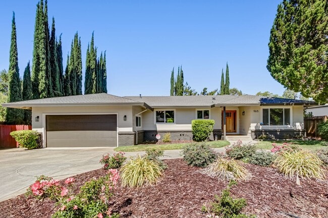 Building Photo - High-End 4-Bedroom Retreat | Designer Kitchen | Resort-Style Backyard & Pool!