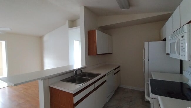 Building Photo - 2269J Essex Dr