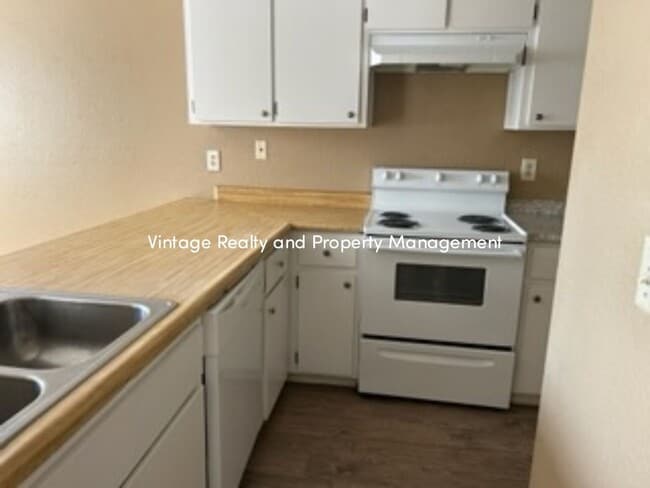 Building Photo - Available Now! Recently Updated 3 Bedroom ...