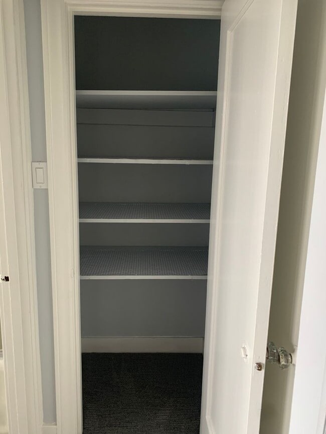 Building Photo - Cute Fresh Studio Apartment