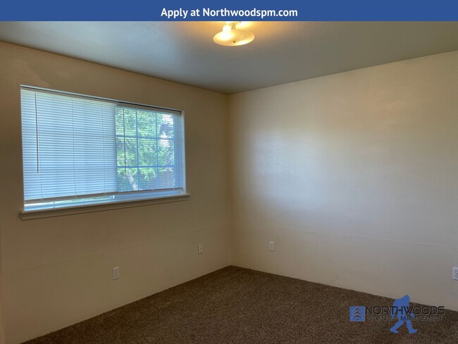 Building Photo - Nice 2 Bedroom 1.5 Bath Duplex