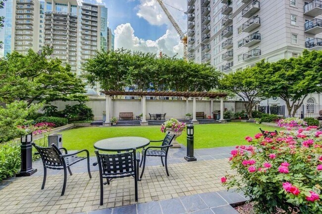 Building Photo - Studio Condo Steps from Piedmont Park!