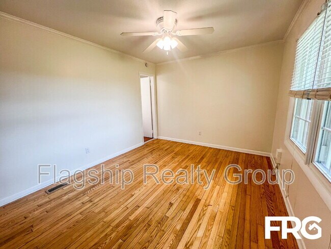 Building Photo - 466 Circle Dr