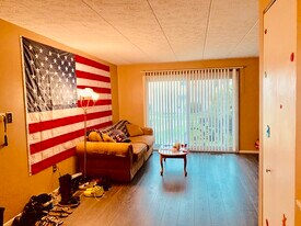 Building Photo - 422 Fleeter Ct