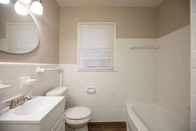 Building Photo - ** 3 bed 1.5 bath located in Mcgehee-Allen...