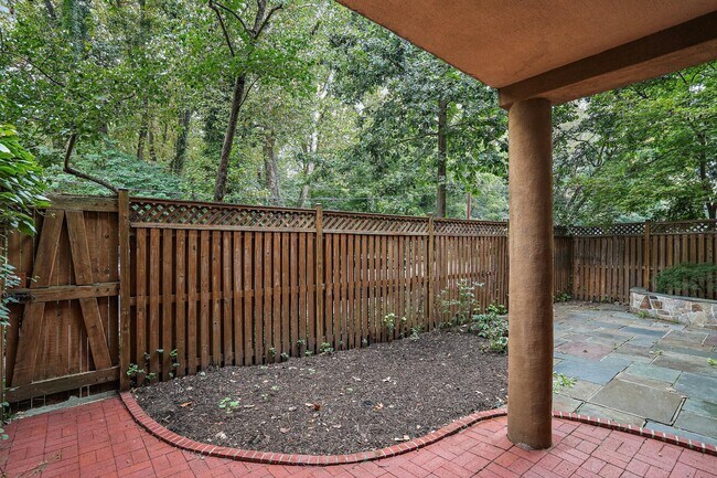Building Photo - 4114 Davis Pl NW