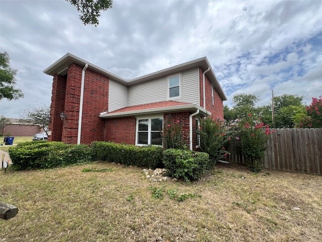 Building Photo - 1204 Hillside Dr
