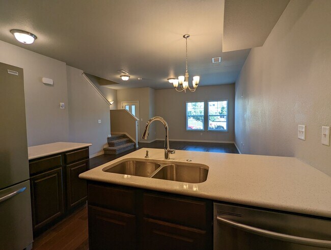 Building Photo - Beautiful Newer Townhome