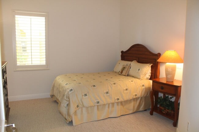 Building Photo - AVAILABLE May 1-2026 ...Spacious and Bright 3 bedroom-2.5 bath ground floor Condo in popular Hamm...