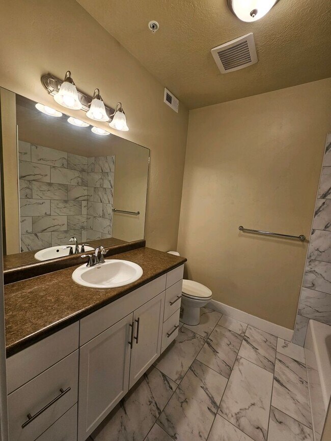 Building Photo - GORGEOUS Downtown Unit!!!