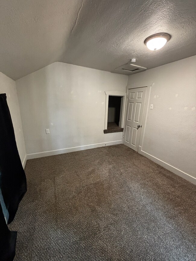 Building Photo - 1428 E Orman Ave