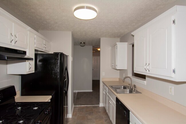 Building Photo - BEAUTIFUL 3 BEDROOM / 2 BATH HOME WITH PRIVACY FENCE!