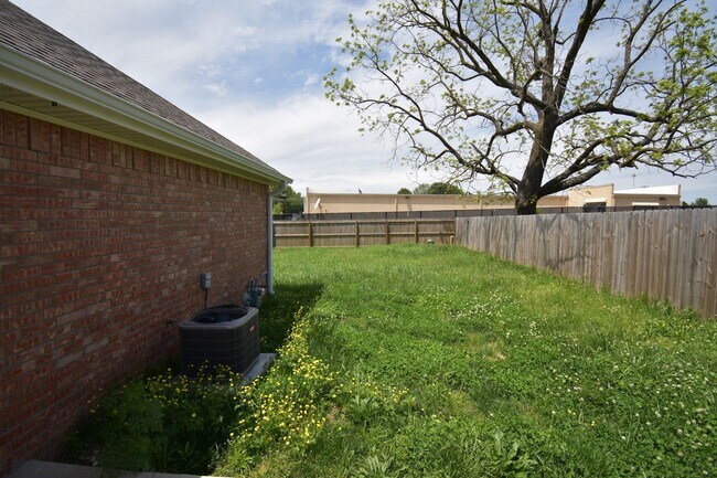 Building Photo - 820 Hindman Dr