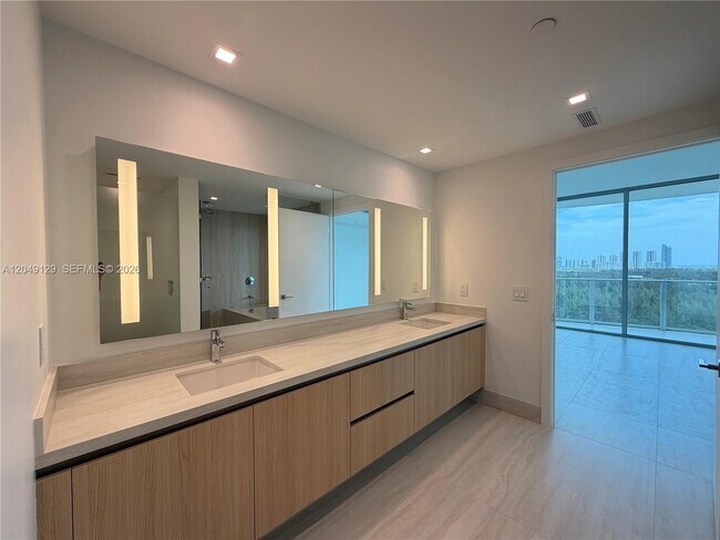Building Photo - 2411 Laguna Cir