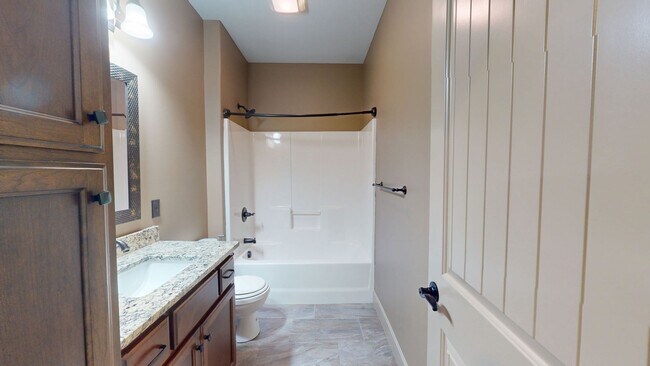 Building Photo - Townhome in Savannah schools!