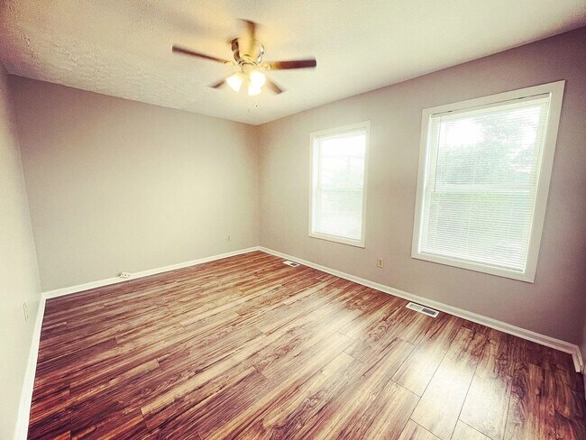 Building Photo - 2-Bedroom Townhome Minutes from Downtown N...