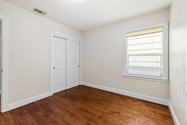 Building Photo - 25 W Central Ave