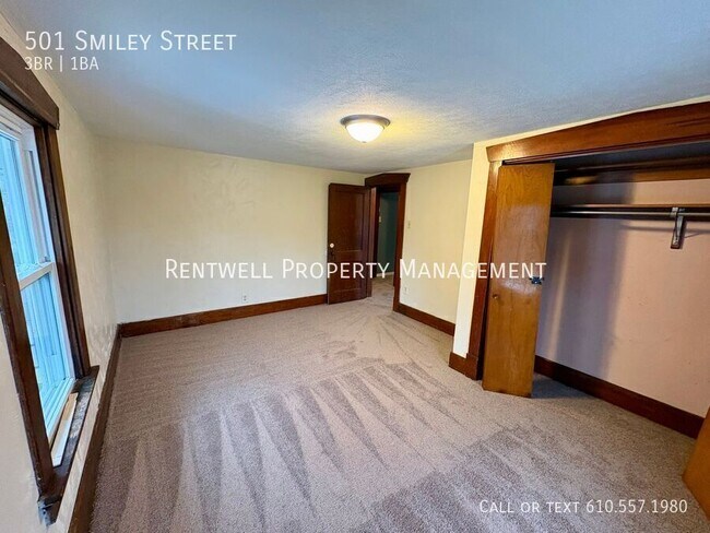 Building Photo - 501 Smiley St