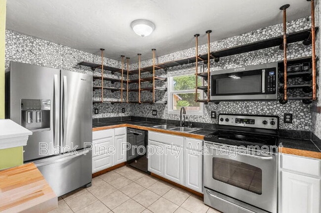 Building Photo - 910 W Orchard Ave