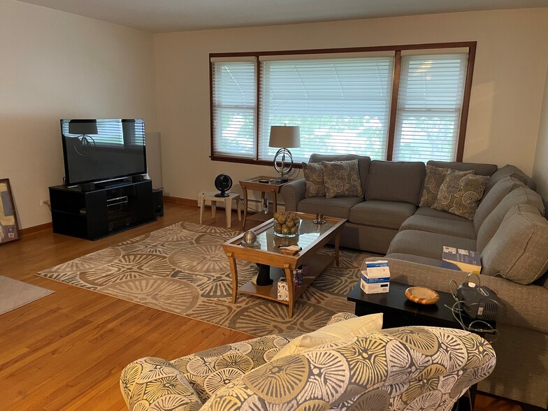 LIVING ROOM - 703 N 11th Ave