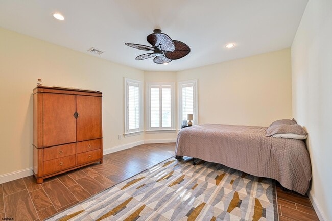 Building Photo - 400 17th St S