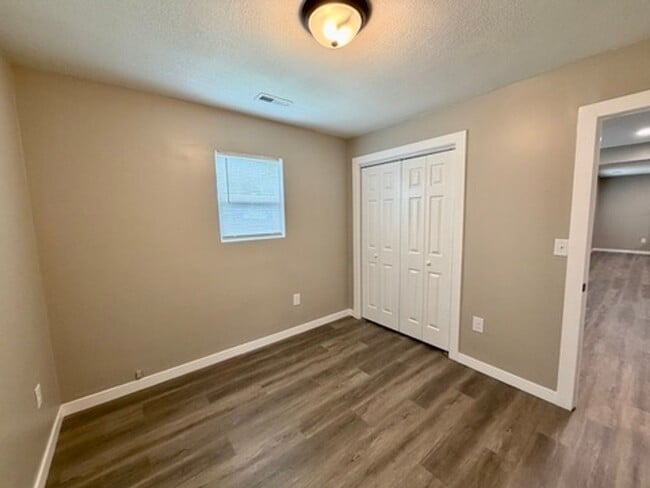Building Photo - LARGE 4 BEDROOM ALL REMODELED