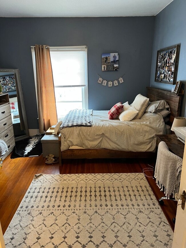 Building Photo - Great location 4 bedroom, 2 bathroom house...