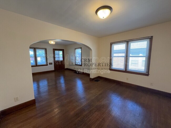 Building Photo - 933 N Linwood Ave