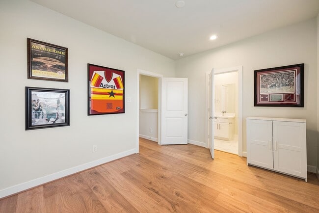 Building Photo - 6302 Chelsea Falls Ln