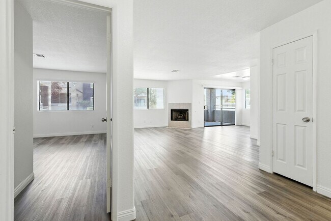 Building Photo - SW!! 2 Bedroom Condo!! 1st Floor!! Newly r...