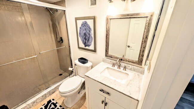 Building Photo - DOWNTOWN FURNISHED 2/2