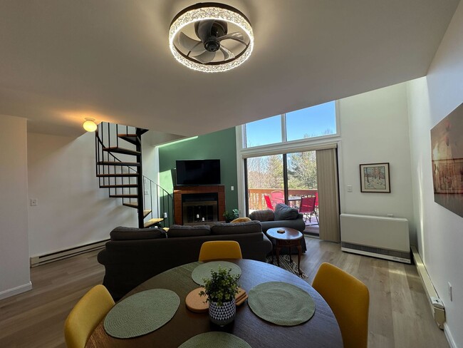 Building Photo - Beautiful Fully Furnished Seasonal 2 Bed 1...