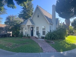 Building Photo - Cozy 2 bedroom bungalow home near UOP