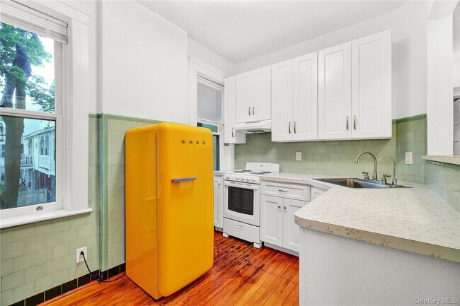 Primary Photo - 158 Dubois St