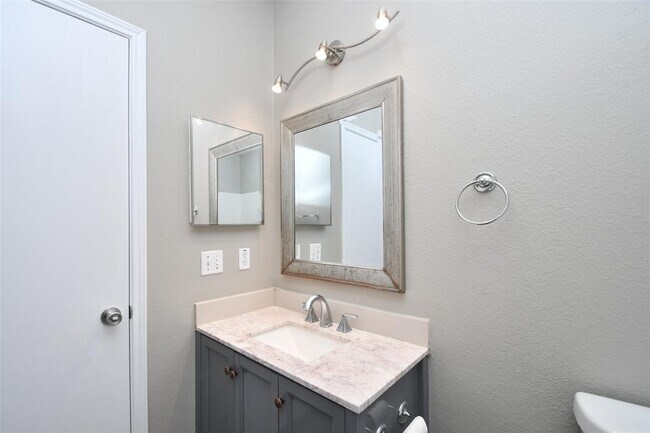 Building Photo - 24406 Lakecrest Village Dr