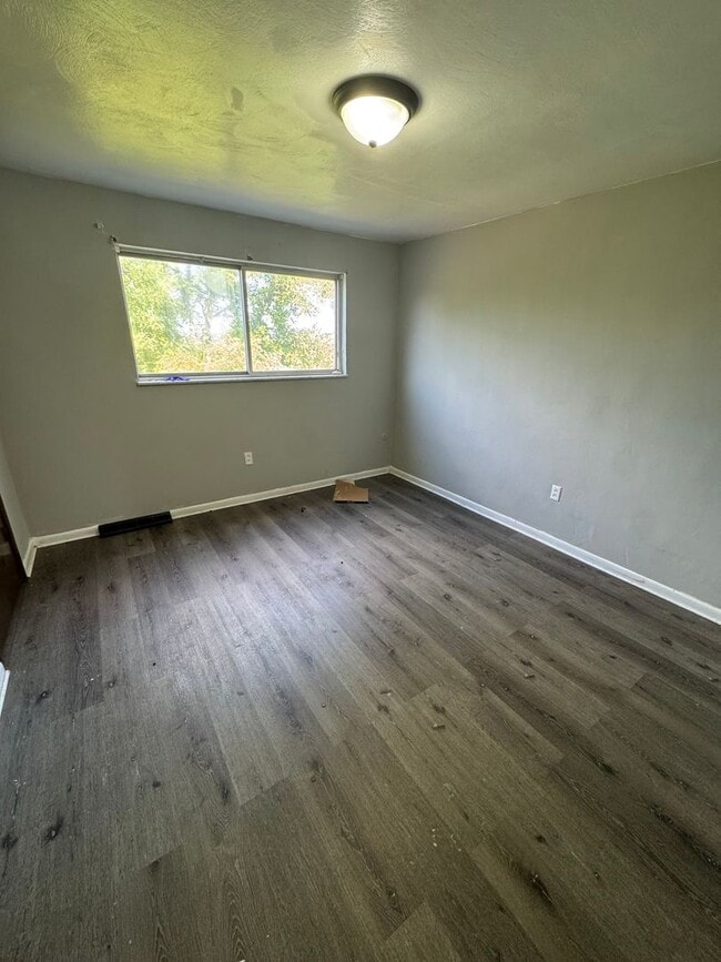 Building Photo - 2-Bedroom 1-Bathroom townhouse in McKeesport!