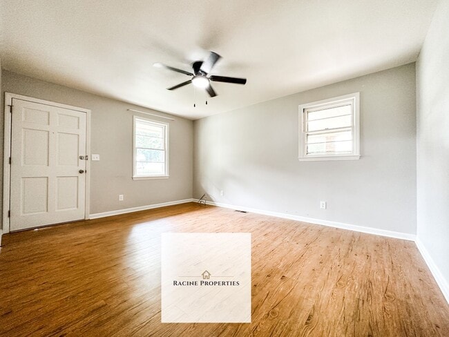 Building Photo - Charming Home in Laurens