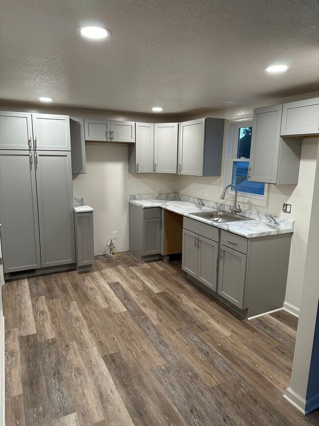 LEO 3 BR 1 Bath - LEO  3 BR 1 Bath