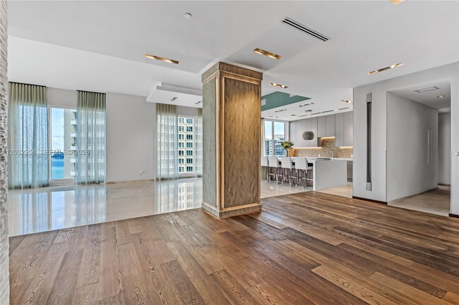 Building Photo - 900 Brickell Key Blvd