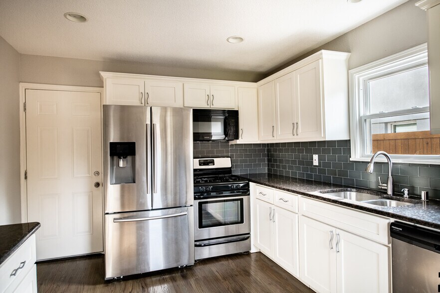 Kitchen - 4731 Wateka Dr