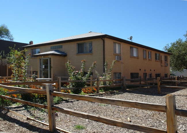 Building Photo - 1385 Jamaica St