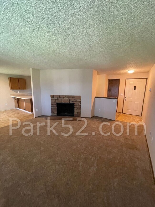Building Photo - Lower Level - 2 Bed 1 Bath Apartment in Orchard Park Estates